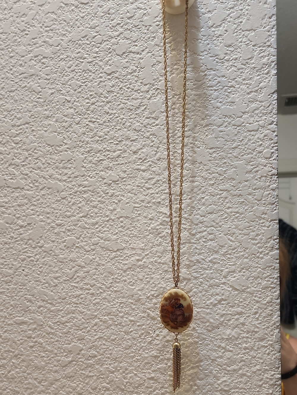 Gold-Tone Vintage Style Oval Pendant Necklace with Tassel - Cream and Brown